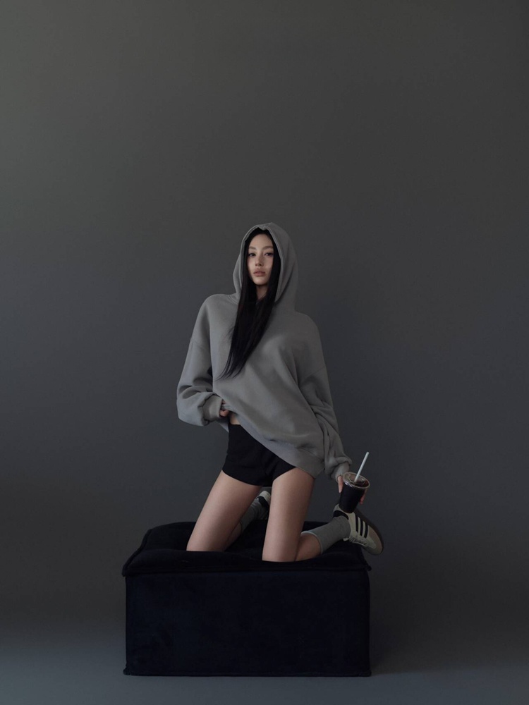Gray Mood Portrait Theme Photo - Ethnic Fashion Photography recension och pris